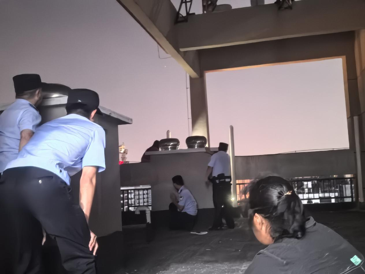 生死瞬間！ 民警爭分奪秒救援欲跳樓輕生懷孕女子