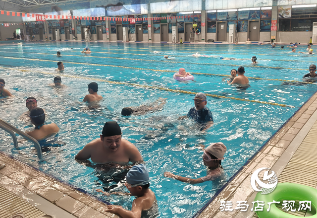 夏日高溫持續(xù) 游泳館成市民消暑“打卡地”