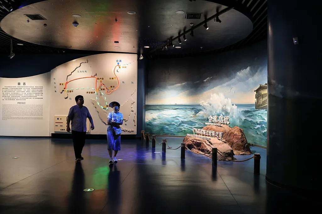 文博日歷丨誰家玻璃杯“穿越”了？這可是實打?qū)嵉臐h代產(chǎn)品