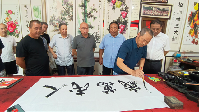 天中書畫藝術(shù)研究會舉辦書畫交流活動 筆墨寄情紀(jì)念抗戰(zhàn)勝利80周年