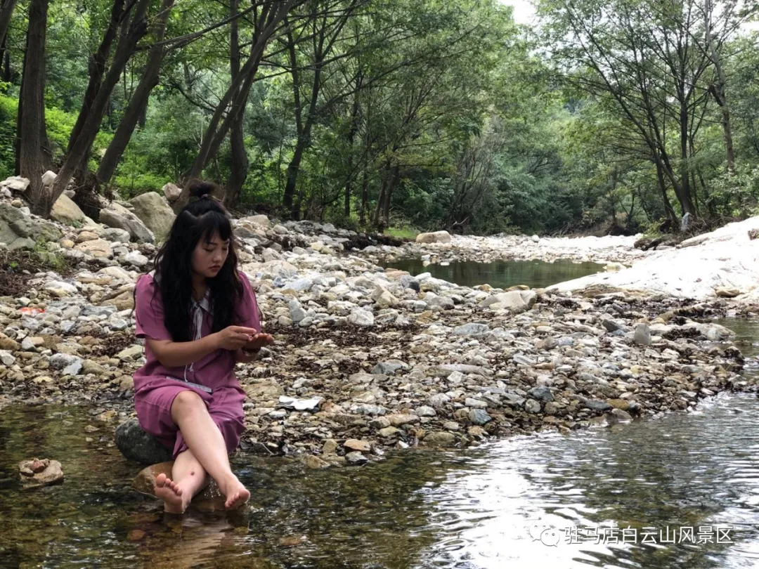 躲進(jìn)小溪的夏天，娃追著小魚，我追著娃~