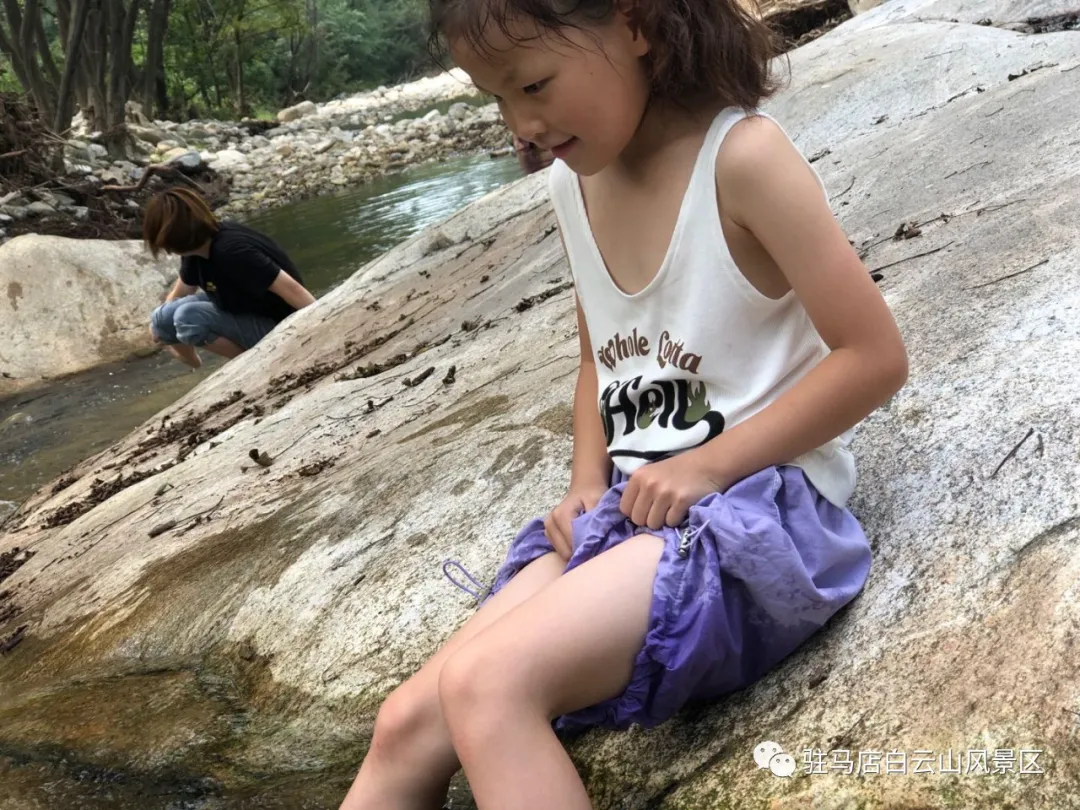 躲進(jìn)小溪的夏天，娃追著小魚，我追著娃~