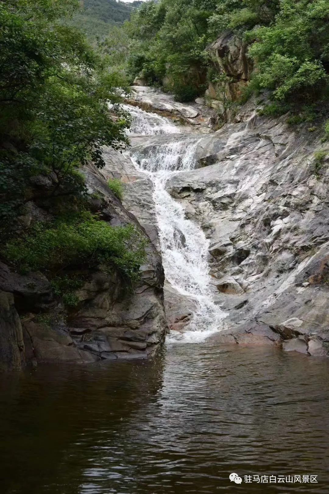 躲進(jìn)小溪的夏天，娃追著小魚，我追著娃~