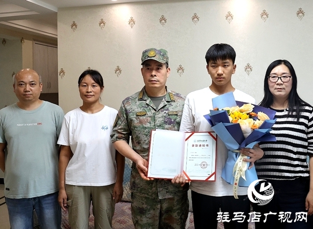 攜筆從戎·青春報(bào)國(guó)——軍地聯(lián)合為確山學(xué)子送達(dá)軍校錄取通知書