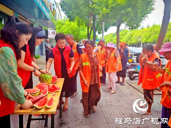 平輿縣四名女政協(xié)委員情系一線(xiàn)環(huán)衛(wèi)工開(kāi)展夏日送清涼活動(dòng)