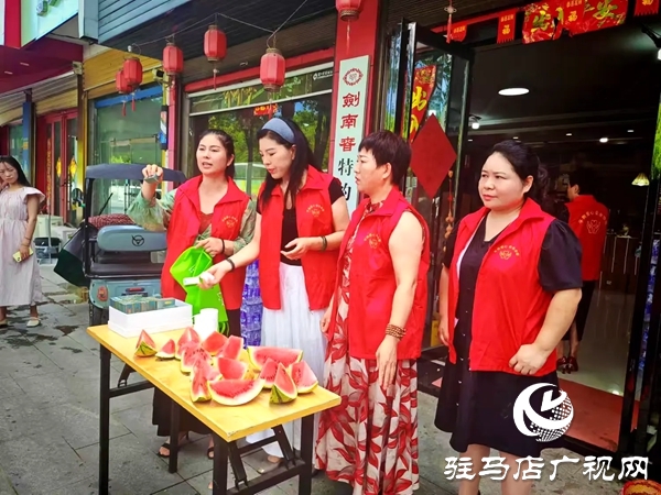 平輿縣四名女政協(xié)委員情系一線(xiàn)環(huán)衛(wèi)工開(kāi)展夏日送清涼活動(dòng)
