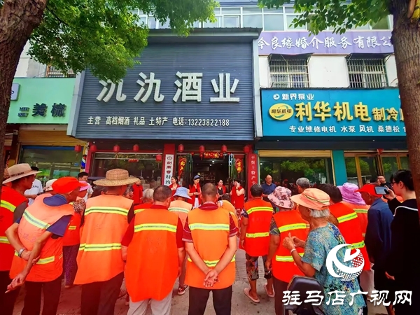 平輿縣四名女政協(xié)委員情系一線(xiàn)環(huán)衛(wèi)工開(kāi)展夏日送清涼活動(dòng)