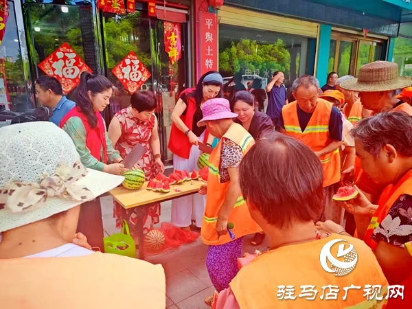 平輿縣四名女政協(xié)委員情系一線(xiàn)環(huán)衛(wèi)工開(kāi)展夏日送清涼活動(dòng)