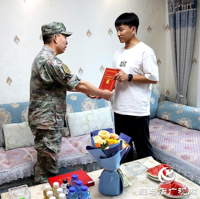 攜筆從戎·青春報(bào)國(guó)——軍地聯(lián)合為確山學(xué)子送達(dá)軍校錄取通知書