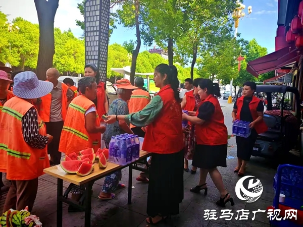 平輿縣四名女政協(xié)委員情系一線(xiàn)環(huán)衛(wèi)工開(kāi)展夏日送清涼活動(dòng)