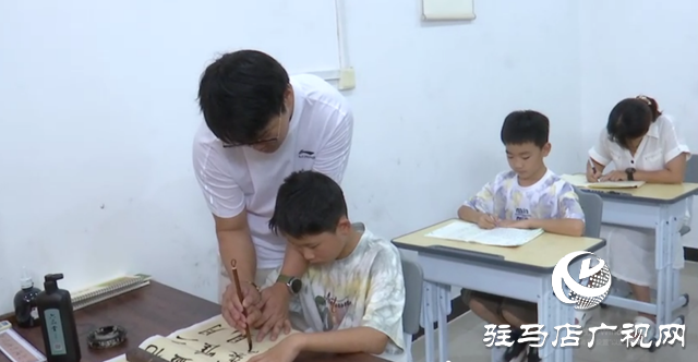 墨香浸潤暑期 書法傳承文化