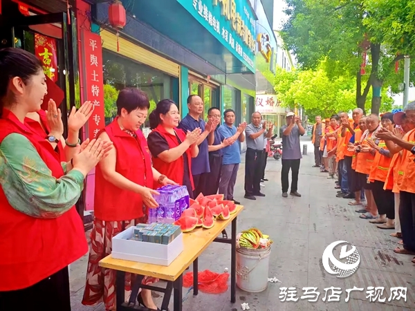 平輿縣四名女政協(xié)委員情系一線(xiàn)環(huán)衛(wèi)工開(kāi)展夏日送清涼活動(dòng)