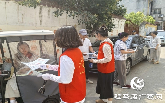 驛城區(qū)東風(fēng)街道雪松路東段社區(qū)開展反詐騙宣傳活動(dòng)