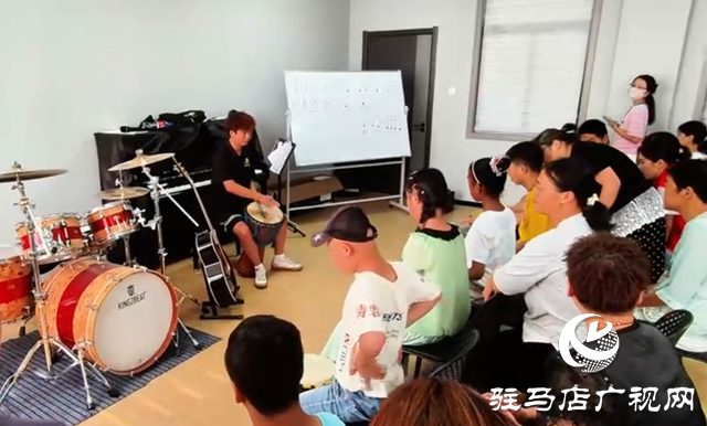 驛城區(qū)開設(shè)“星星鼓韻”課堂：非洲鼓點(diǎn) 叩開自閉癥兒童心門