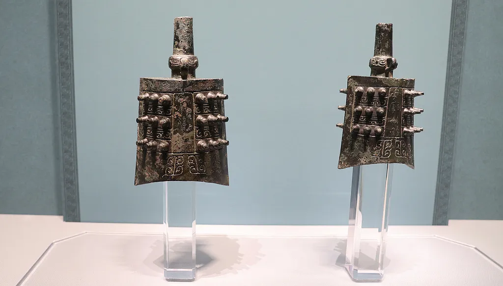 文博日歷丨看2件編鐘如何揭開(kāi)它們的“身世”真相→