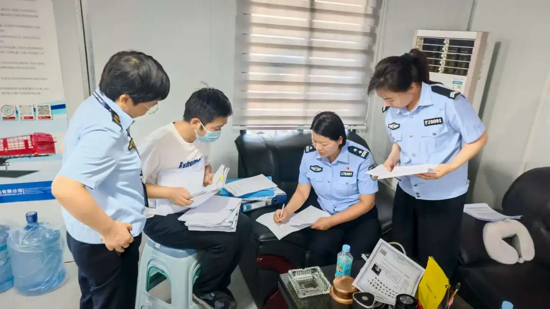 駐馬店交警走進客貨運企業(yè)開展安全檢查和宣傳教育工作