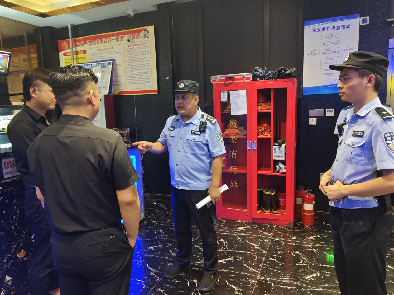 駐馬店市公安局示范區(qū)分局積極開展夏夜清查整治行動