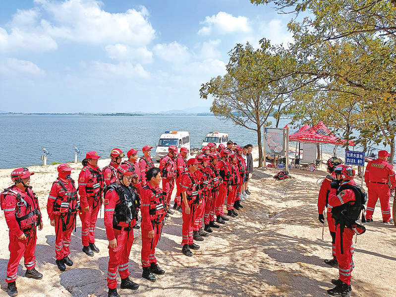縣區(qū)動(dòng)態(tài) | 銅山湖上演“水上練兵”，泌陽(yáng)蛟龍救援隊(duì)實(shí)戰(zhàn)演習(xí)！