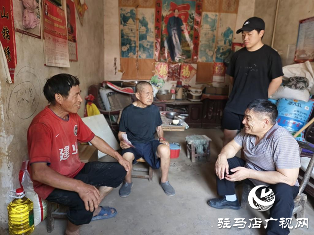 中國(guó)好人何文禮攜子走訪慰問老兵 三代人共敘軍民魚水情