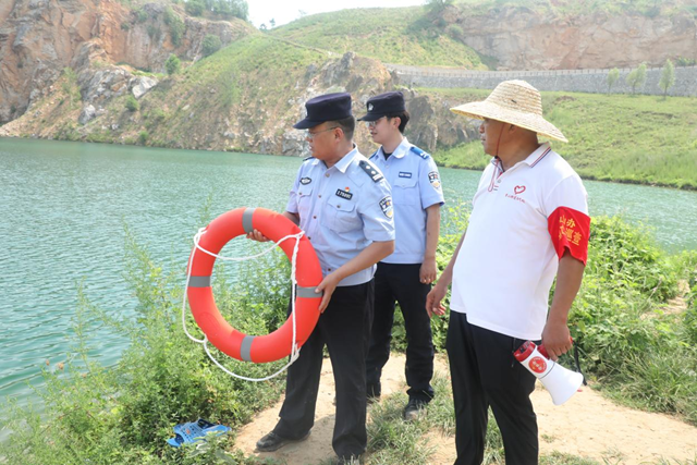 民警靠前“盯梢”護(hù)安全 巡查筑牢“安全網(wǎng)”守平安