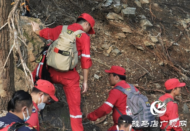 泌陽縣蛟龍救援隊在北京市懷柔區(qū)實施災后排查搜救作業(yè)