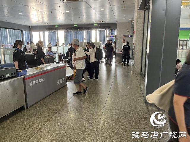 暑運(yùn)過半 駐馬店車務(wù)段運(yùn)輸平穩(wěn)有序