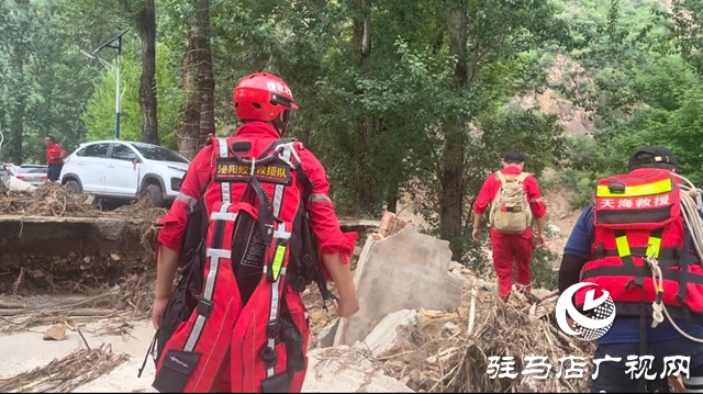 泌陽縣蛟龍救援隊在北京市懷柔區(qū)實施災后排查搜救作業(yè)