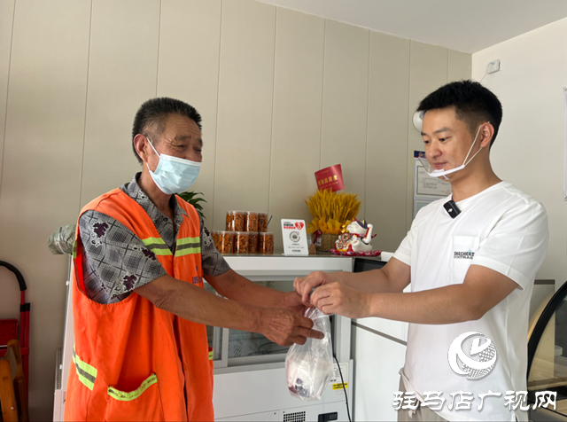 愛(ài)心商家為環(huán)衛(wèi)工人送清補(bǔ)涼 致敬高溫下的“城市美容師”