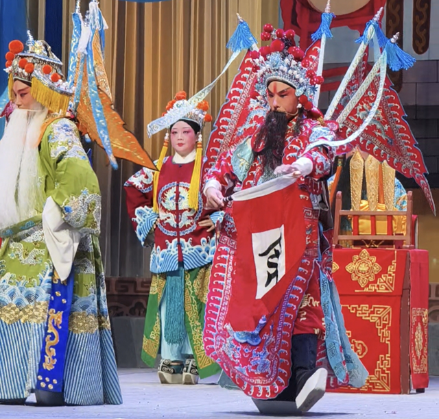 從厚底朝靴到“舞臺戰(zhàn)靴” 戲曲“男士高跟鞋”里的文化碰撞