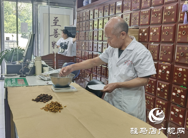 高溫下的清涼守護(hù)：愛(ài)心中醫(yī)館為戶外工作者免費(fèi)供應(yīng)酸梅湯