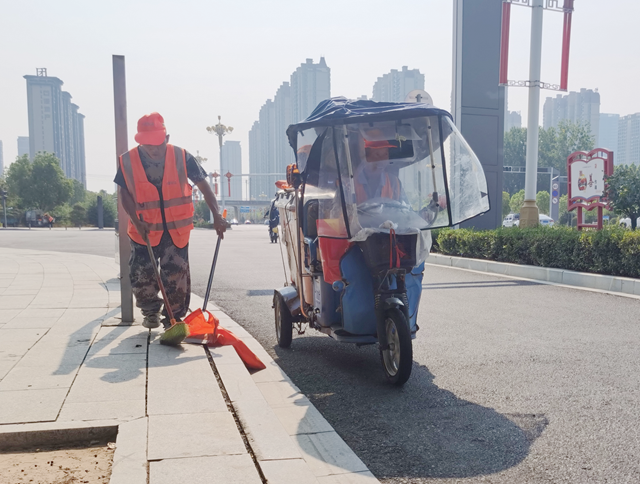 高溫下的堅守：環(huán)衛(wèi)工人用汗水守護城市整潔