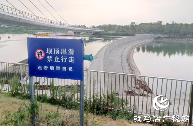 人民公園水域危險(xiǎn)暗藏 違規(guī)游泳垂釣現(xiàn)象需警惕