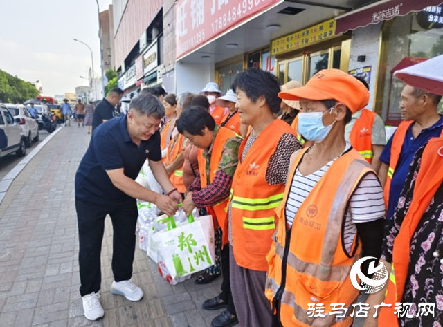 夏日送清涼！河南好人劉洪濤慰問一線環(huán)衛(wèi)工人