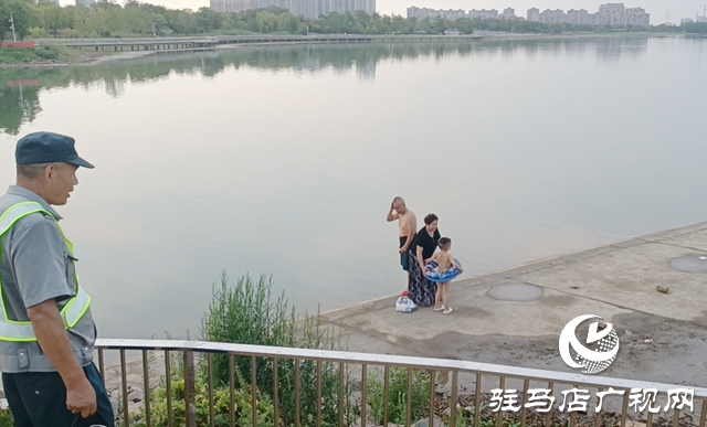 人民公園水域危險(xiǎn)暗藏 違規(guī)游泳垂釣現(xiàn)象需警惕