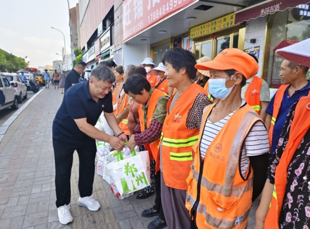 夏日送清涼！河南好人劉洪濤慰問(wèn)一線環(huán)衛(wèi)工人
