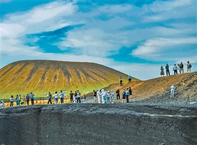 暑期旅游，解鎖更多玩法（大數(shù)據(jù)觀察·暑期消費(fèi)）
