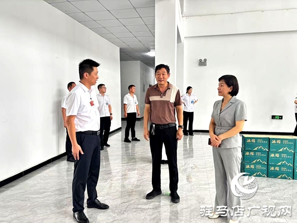 平輿縣總工會(huì)到公交公司開展夏季送清涼活動(dòng) 情系一線暖人心