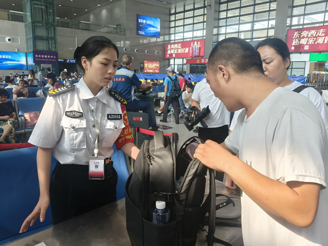乘高鐵帶防暑用品有講究 駐馬店西站為您劃重點