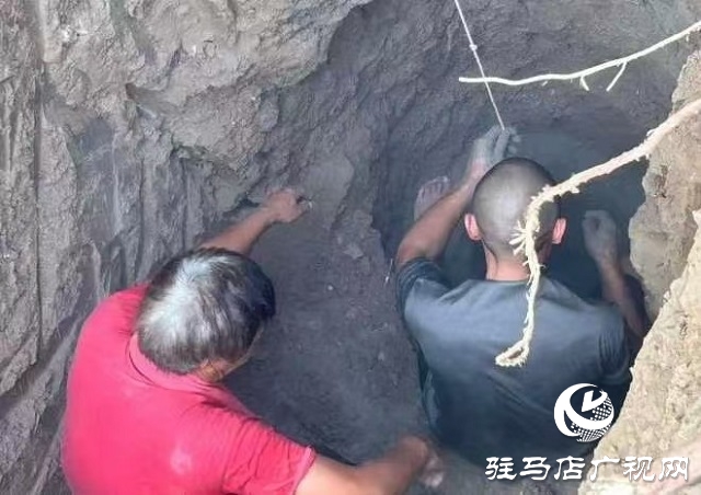 新蔡縣孫召鎮(zhèn)：第一書記李冰下井徒手清障解民憂