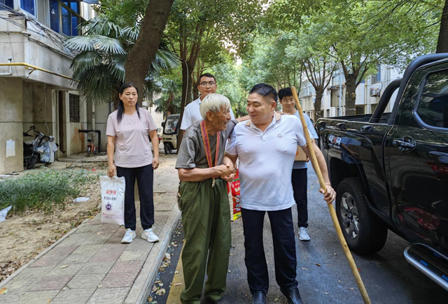 【文明風(fēng)采天中行】中國(guó)好人何文禮：拐杖撐起大愛(ài)人生