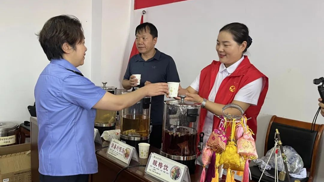 駐馬店市中醫(yī)院專家走進武漢鐵路局駐馬店車務段開展中醫(yī)藥文化宣傳暨義診活動