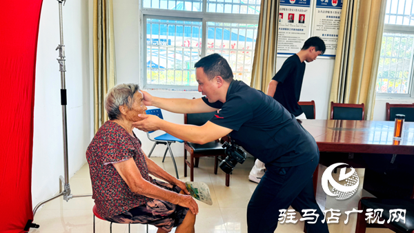定格歲月溫情 傳承孝善文化——駐馬店兩家愛心企業(yè)聯(lián)合為萬金店鎮(zhèn)土店村老人免費(fèi)拍攝證件照