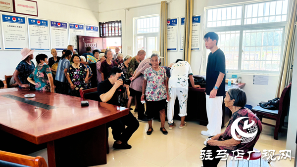 定格歲月溫情 傳承孝善文化——駐馬店兩家愛心企業(yè)聯(lián)合為萬金店鎮(zhèn)土店村老人免費(fèi)拍攝證件照