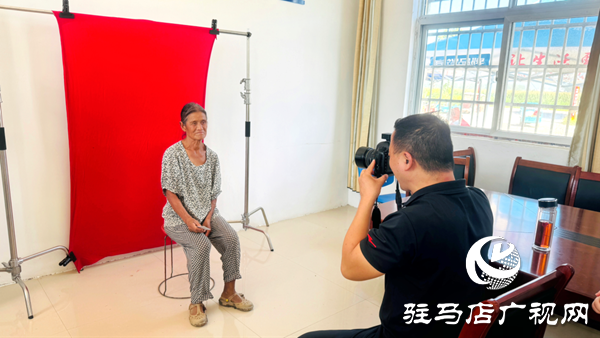 定格歲月溫情 傳承孝善文化——駐馬店兩家愛心企業(yè)聯(lián)合為萬金店鎮(zhèn)土店村老人免費(fèi)拍攝證件照