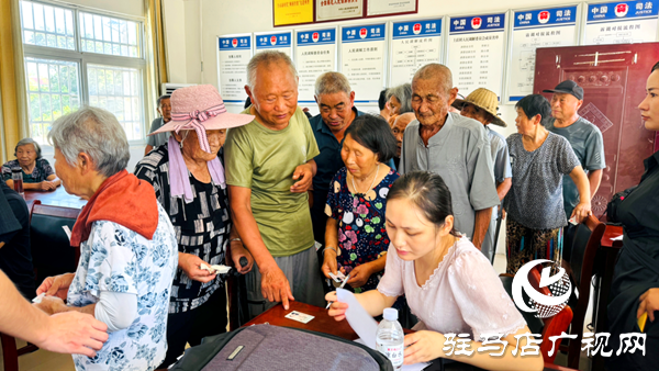 定格歲月溫情 傳承孝善文化——駐馬店兩家愛心企業(yè)聯(lián)合為萬金店鎮(zhèn)土店村老人免費(fèi)拍攝證件照