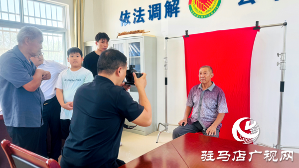 定格歲月溫情 傳承孝善文化——駐馬店兩家愛心企業(yè)聯(lián)合為萬金店鎮(zhèn)土店村老人免費(fèi)拍攝證件照