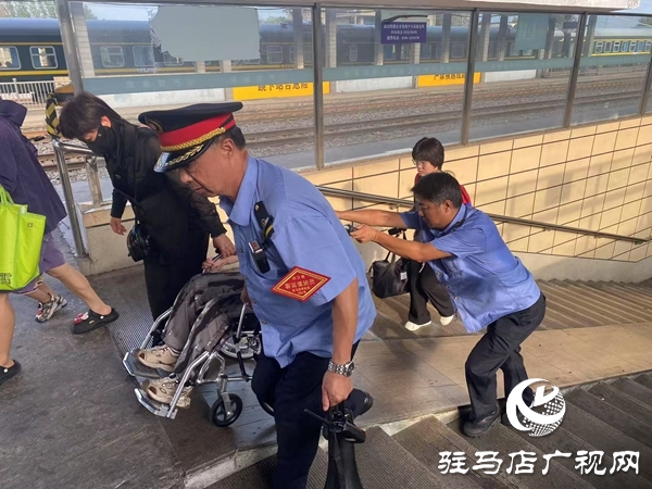  西平車(chē)站不懼高溫 護(hù)航旅客回家路