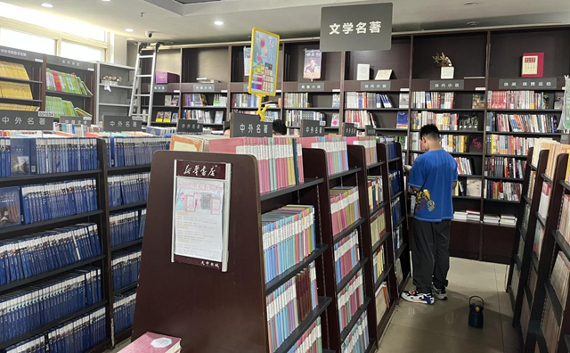 新學(xué)期將至 教輔書籍銷售升溫