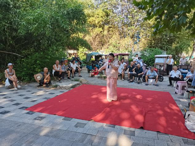 芝麻花藝術團義務演出點亮驛城夏夜
