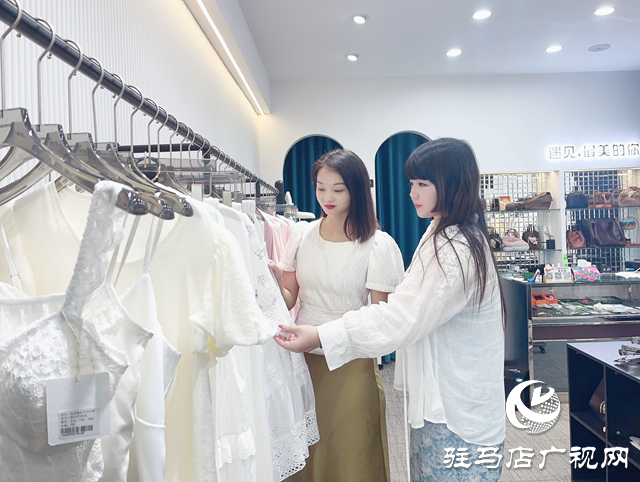 換季消費(fèi)迎高峰 夏裝促銷(xiāo)與秋裝上新雙線(xiàn)火熱